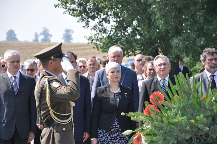 Slika /2016/Glavno tajništvo/ENG/novosti/Arhiva/predsjednica_vlade_u_vukovaru.jpg